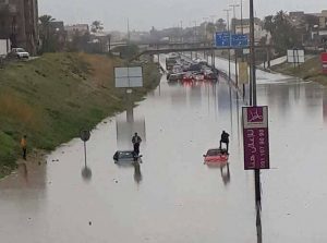 بالصور .. طرابلس تغرق وشركة المياه والصرف الصحي تكتفي بالقول "حوالينا لا علينا"