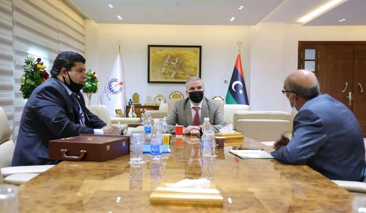 صنع الله يجتمع مع رئيس لجنة الإدارة بشركة سرت لإنتاج وتصنيع النفط والغاز 