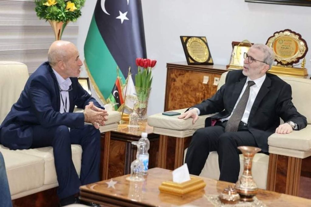 تعبئة إقرارات الذمة المالية من قبل عدد من المسؤولين بمصلحة الجمارك