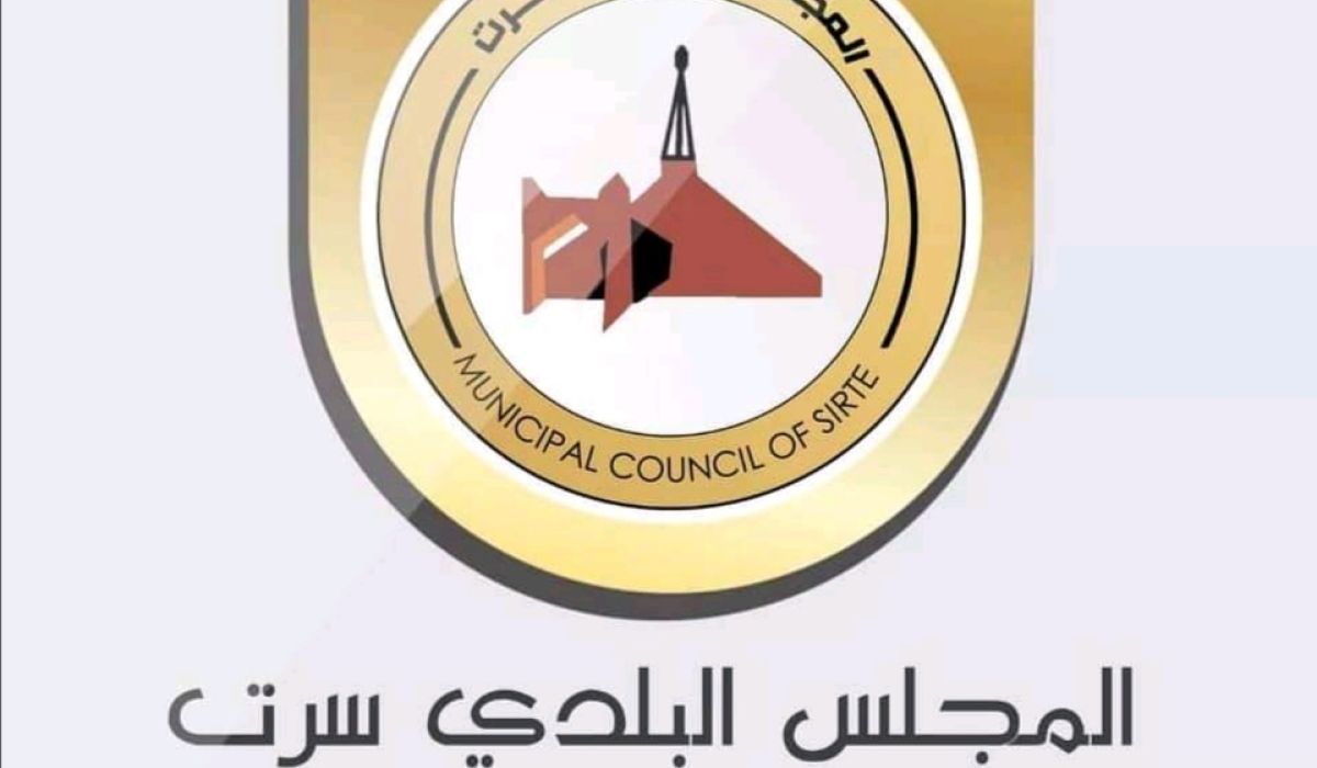 عميد بلدية سرت يطالب بإزالة الكتل الخرسانية والسواتر الترابية من أمام محطات الوقود بالمدينة