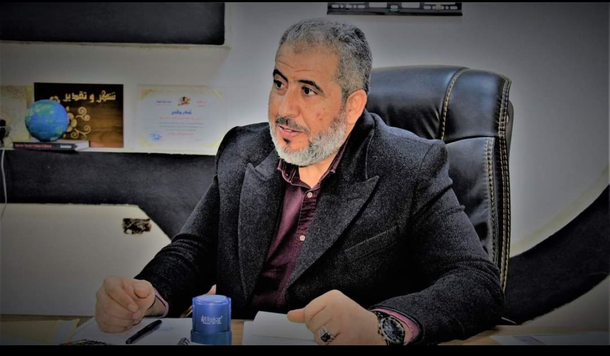 رئيس المجلس التسييري لبلدية ترهونة يستلم مرتبات موظفي إدارة النظافة