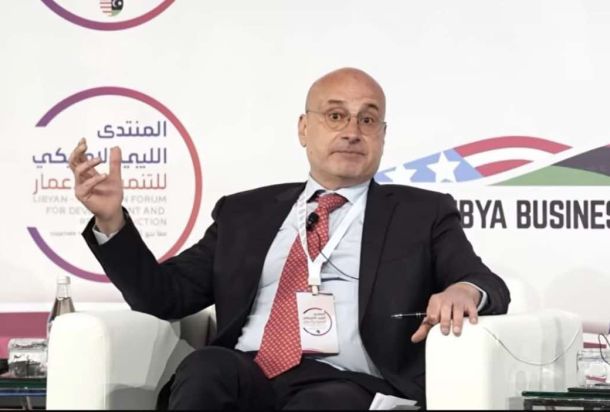 شبكة الحرة: ميناء بنغازي يعمل بوجهين نشاط علني واضح وآخر غير قانوني تحت الطاولة.. إليكم أسباب أزمة البنزين في البلاد