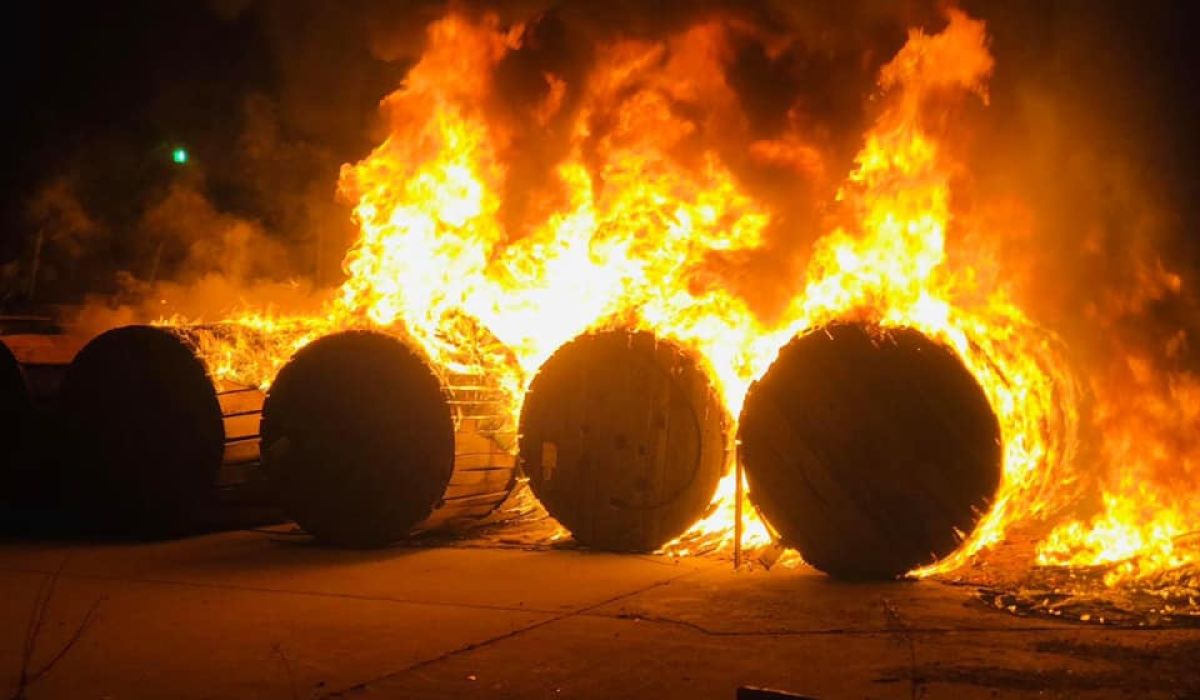 حريق يتسبب في إتلاف عدد كبير من كوابل الألياف البصرية الخاصة بشركة هاتف ليبيا