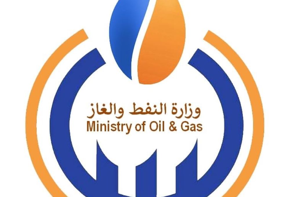 "الدبيبة" يستلم بطاقة تحصين من مدير عام المركز الوطني لمكافحة الأمراض