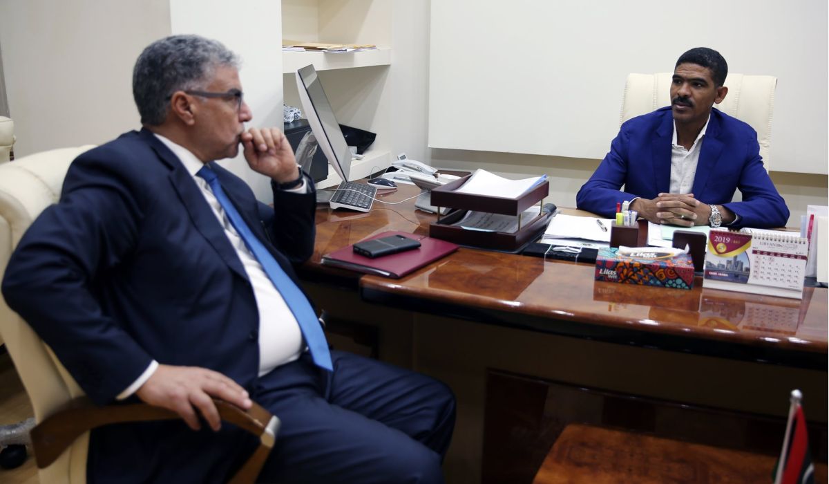 "عبد المجيد حمزة" يناقش مستجدات محطة أوباري الغازية