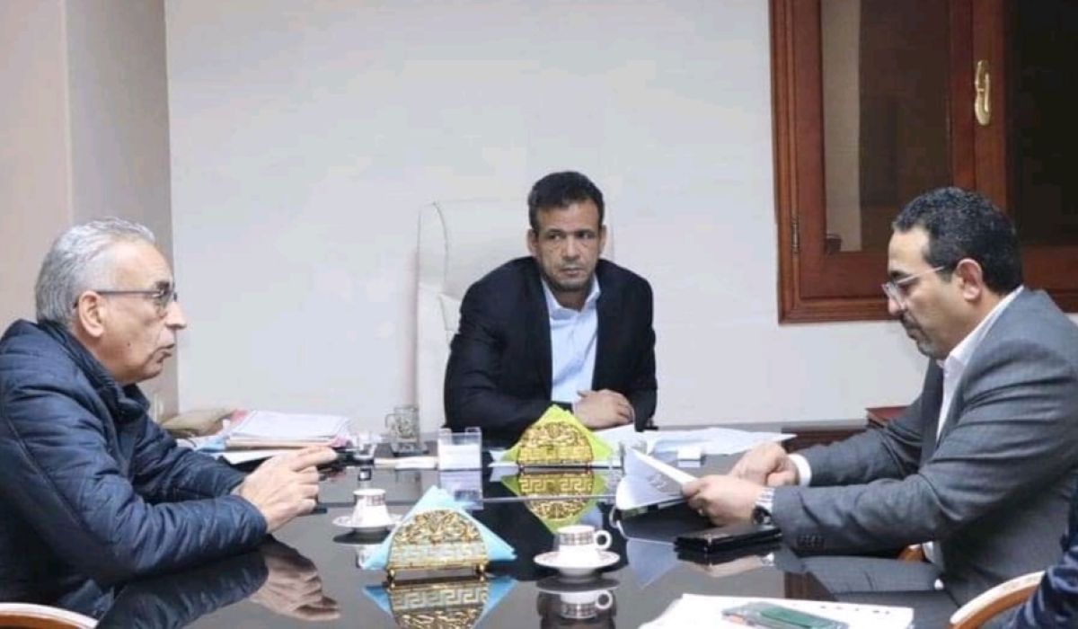 اجتماع طارئ لرئاسة الحكومة مع الوزارت ذات الاختصاص بشأن إغلاق مياه الأمطار لعدد من شوارع العاصمة