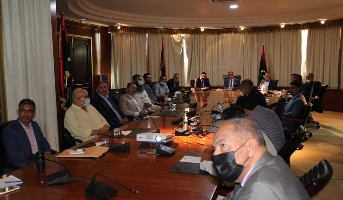 وكيل وزارة الاقتصاد والتجارة يستعرض مقترح المجمع الإداري لديوان الوزارة والجهات التابعة لها