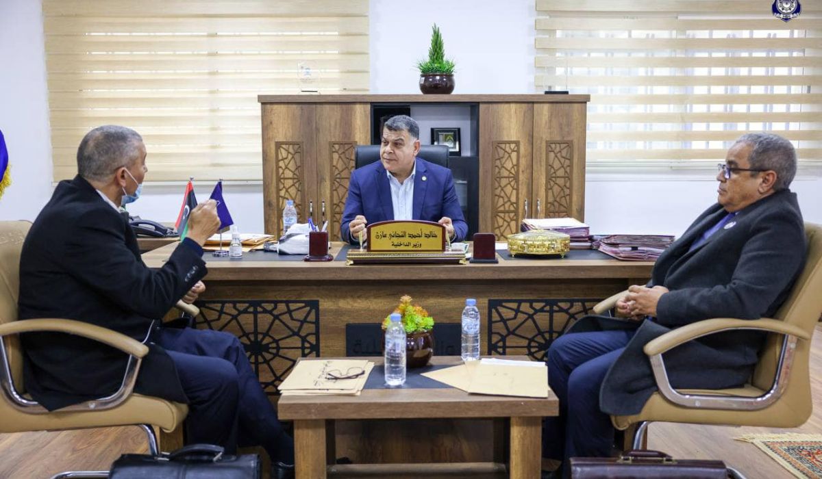وزير الداخلية يناقش الإجراءات المتخذة لتسهيل إستخراج جوازات السفر للمواطنين