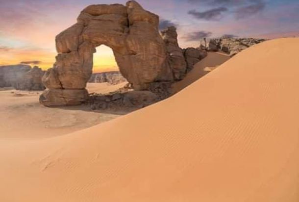 بلومبيرغ : مسؤول نفطي يحذر من اغلاق المواقع النفطية للإنتاج في ليبيا إذا فشلت المناقشات