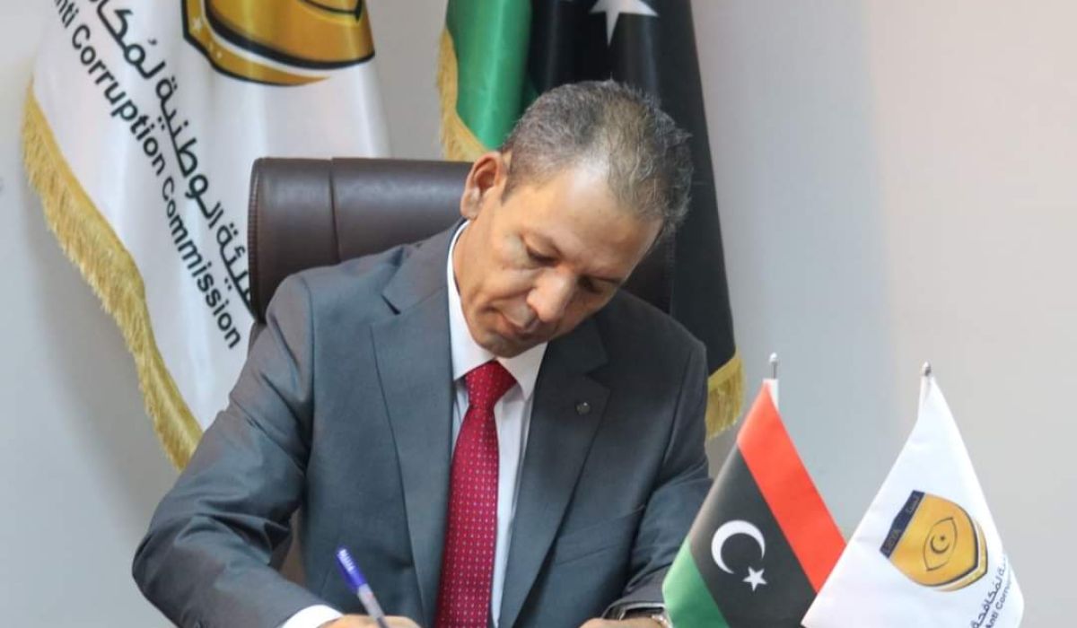 تعبئة إقرار الذمة المالية من قبل موظف بوزارة الخارجية والتعاون الدولي