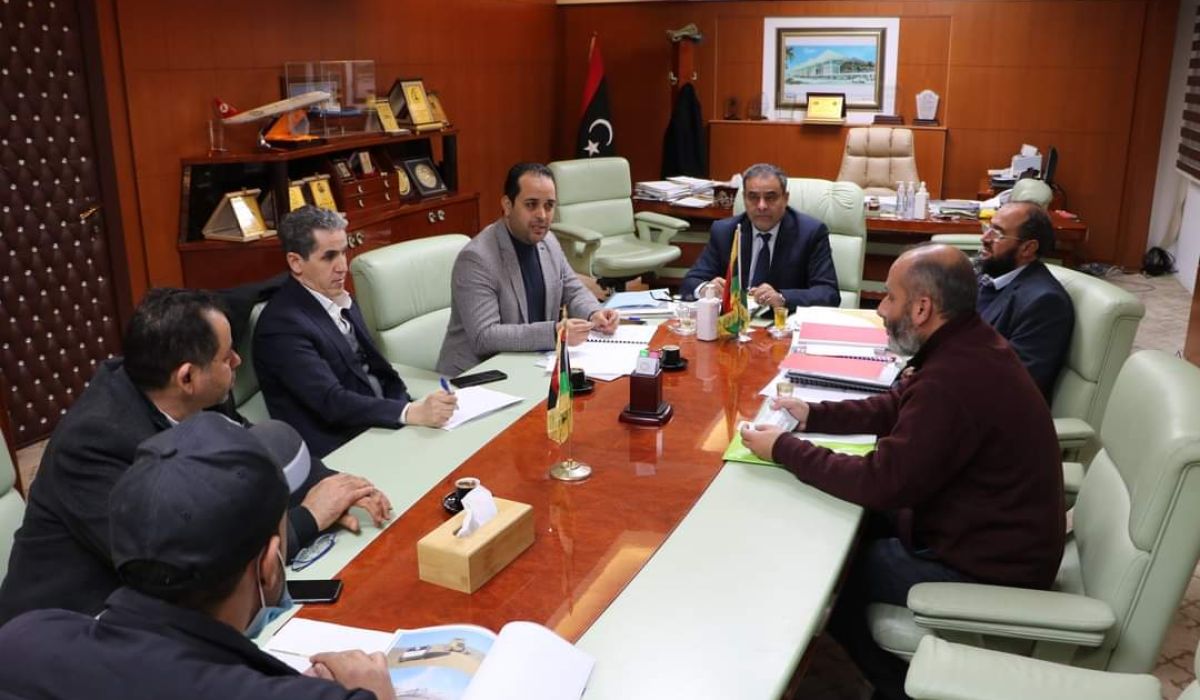 المواصلات تناقش على ما تم بشأن البدء في تنفيذ مشروع صيانة طريق براك - الشويرف قطاع البرطمة