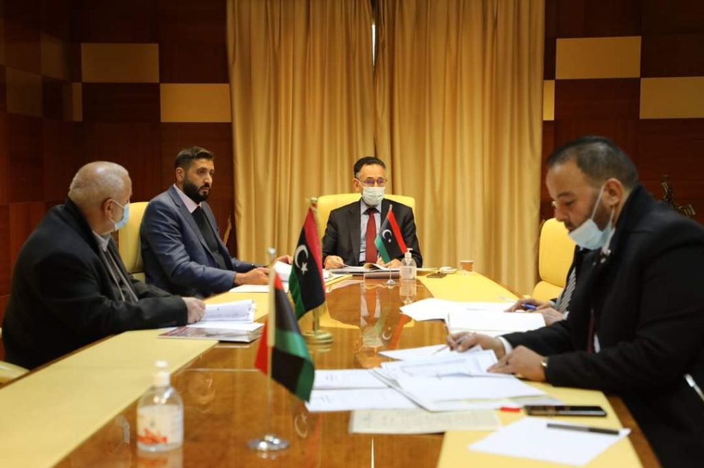 "حسني بي" يتحدث جدول المرتبات الموحد.. ويتساءل حيال قيمة الدينار