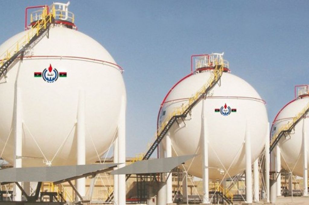 "عبد المجيد حمزة" يناقش مستجدات محطة أوباري الغازية