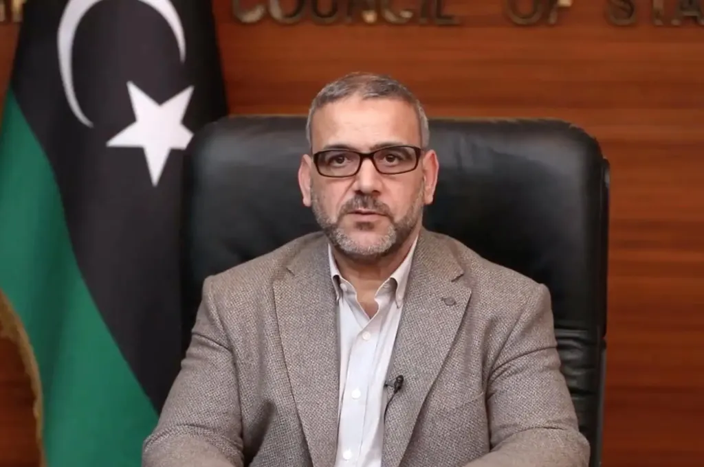 "أبوجناح" يقوم بتوقيع الدفعة الثانية من قرارات تسوية الدرجات الوظيفية للعناصر الطبية والطبية المساعدة