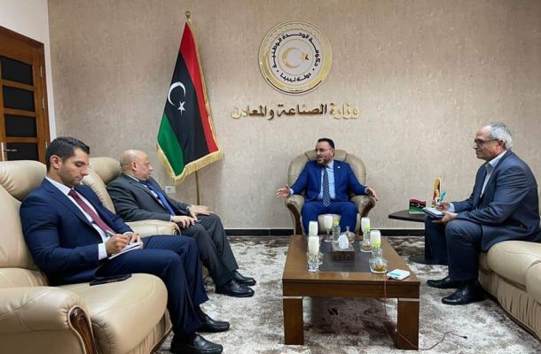 وزير النفط والغاز يعقد اجتماعاً مع عضوي مجلس النواب عن دائرة حي الأندلس