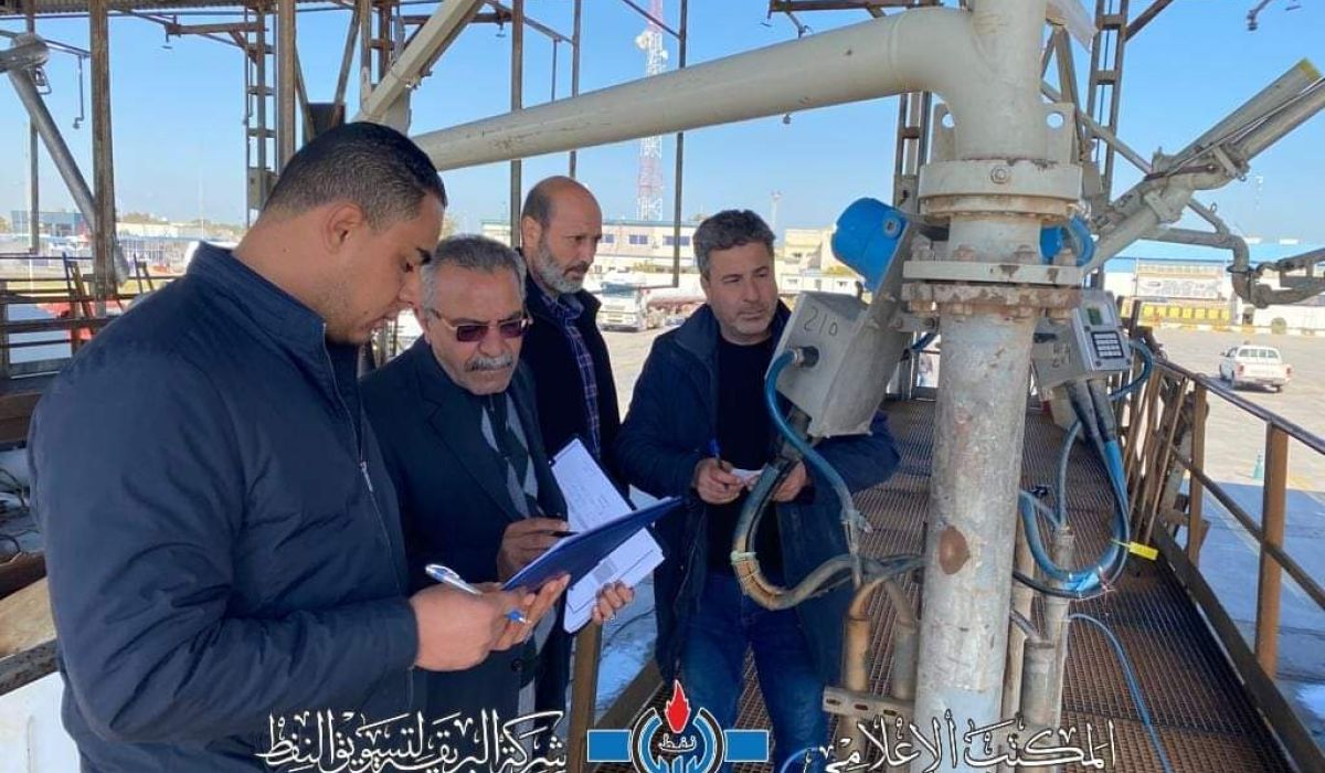 البريقة لتسويق النفط تتابع أعمال معايرة العدادات بمستودع طرابلس