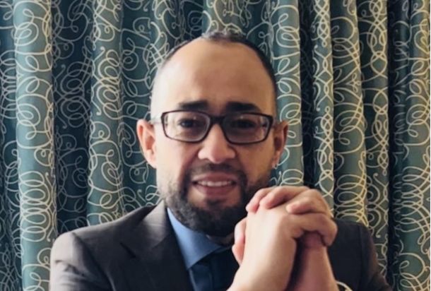 "والي" يكتب متسائلاً: هل يمكن للمركزي طرح كميات كافية من العملات الأجنبية إذا ما تم تعويم الدينار؟