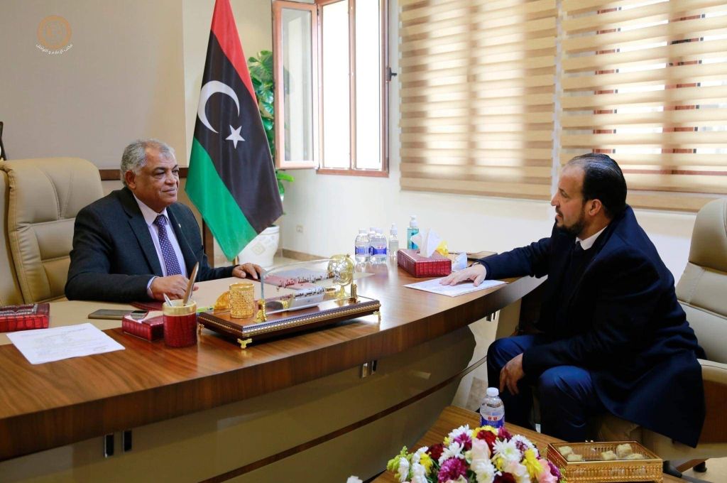 وزير الصحة يبحث مع إدارتي الطوارئ الصحية والمشروعات كيفية رفع جاهزية مراكز العزل والفلترة
