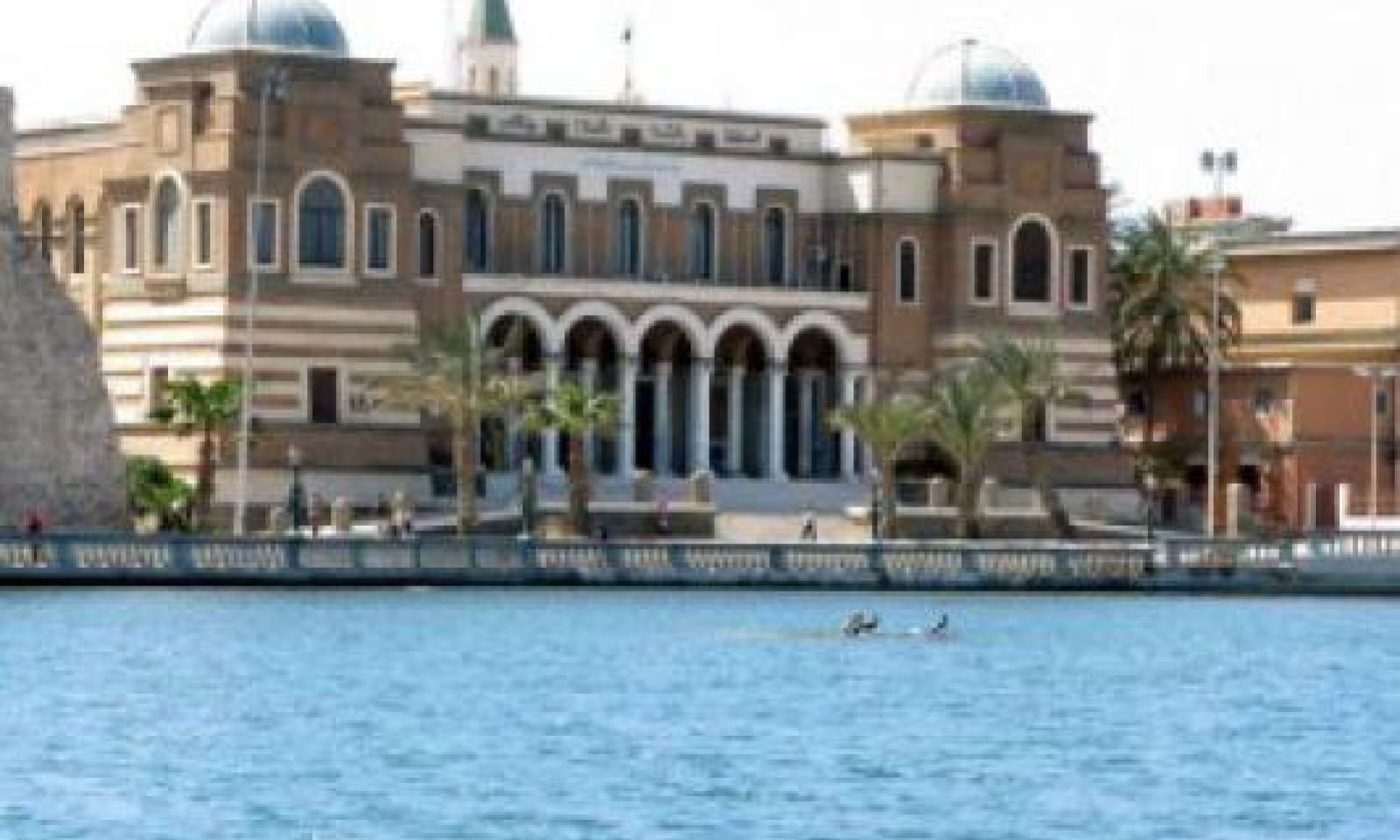 البنك المركزي الليبي وتحذيرات العائدات على انقطاع النفط