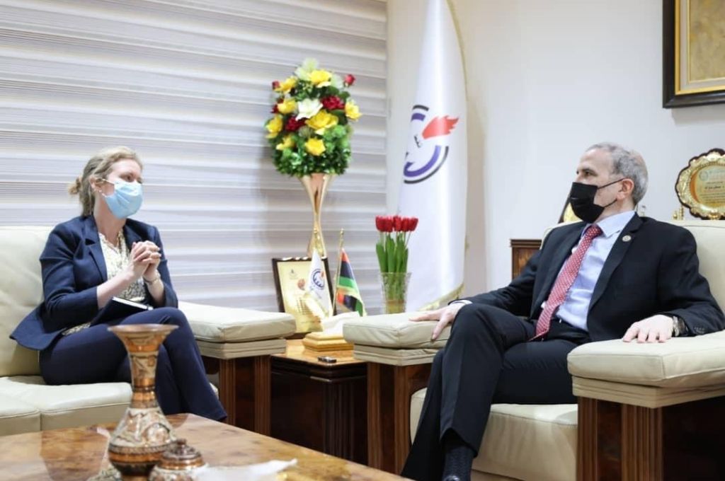 الوطنية للنفط تبحث تطوير التعاون بين المؤسسة والمملكة البريطانية