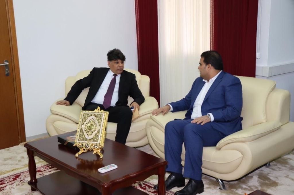 رئيس المجلس التسييري لبلدية بنغازي يجتمع مع نائب رئيس اللجنة الدولية للصليب الأحمر لمناقشة المشاريع التي تقوم بها اللجنة