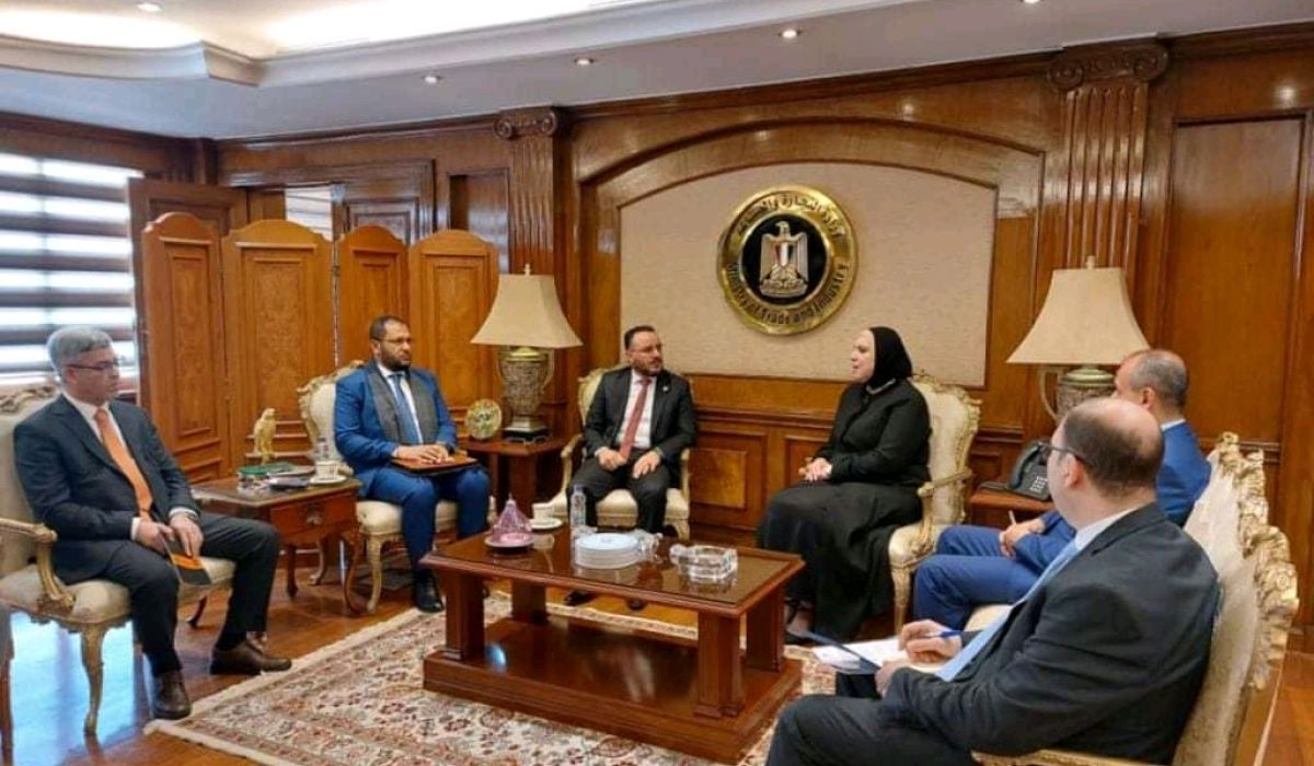 وزير الصناعة والمعادن يبحث مع وزيرة التجارة والصناعة بدولة مصر التعاون المشترك في مجال الاستثمار بين البلدين