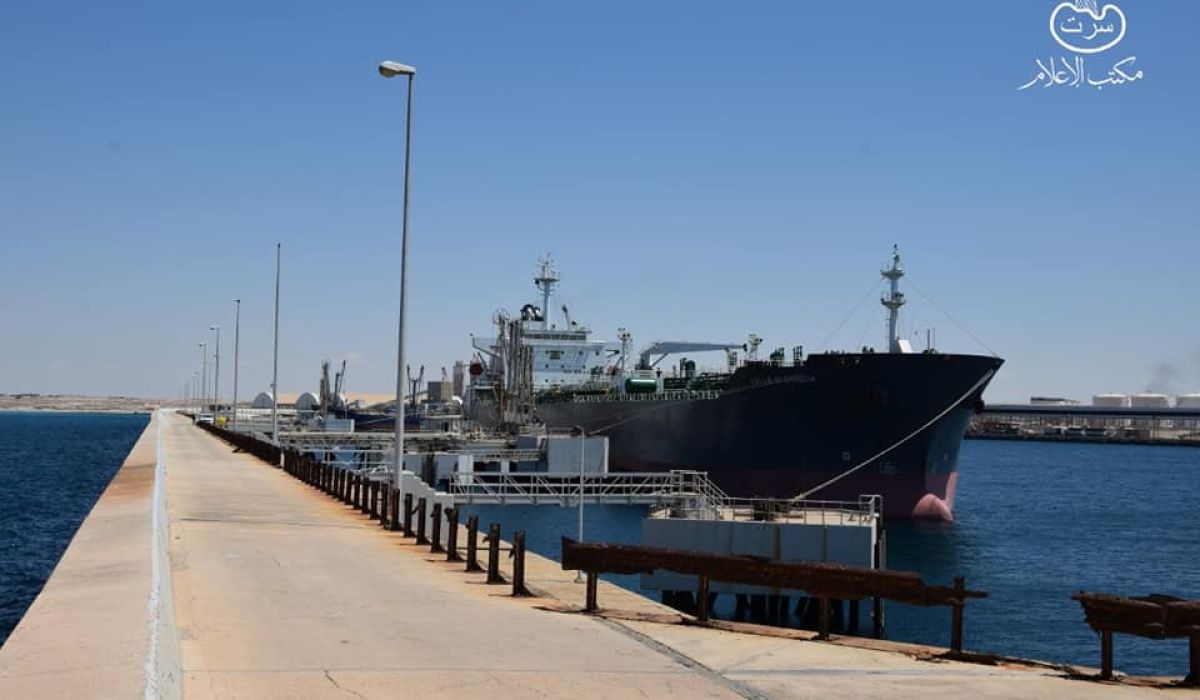 تحميل 250 برميل من المكثفات عبر ميناء البريقة النفطي