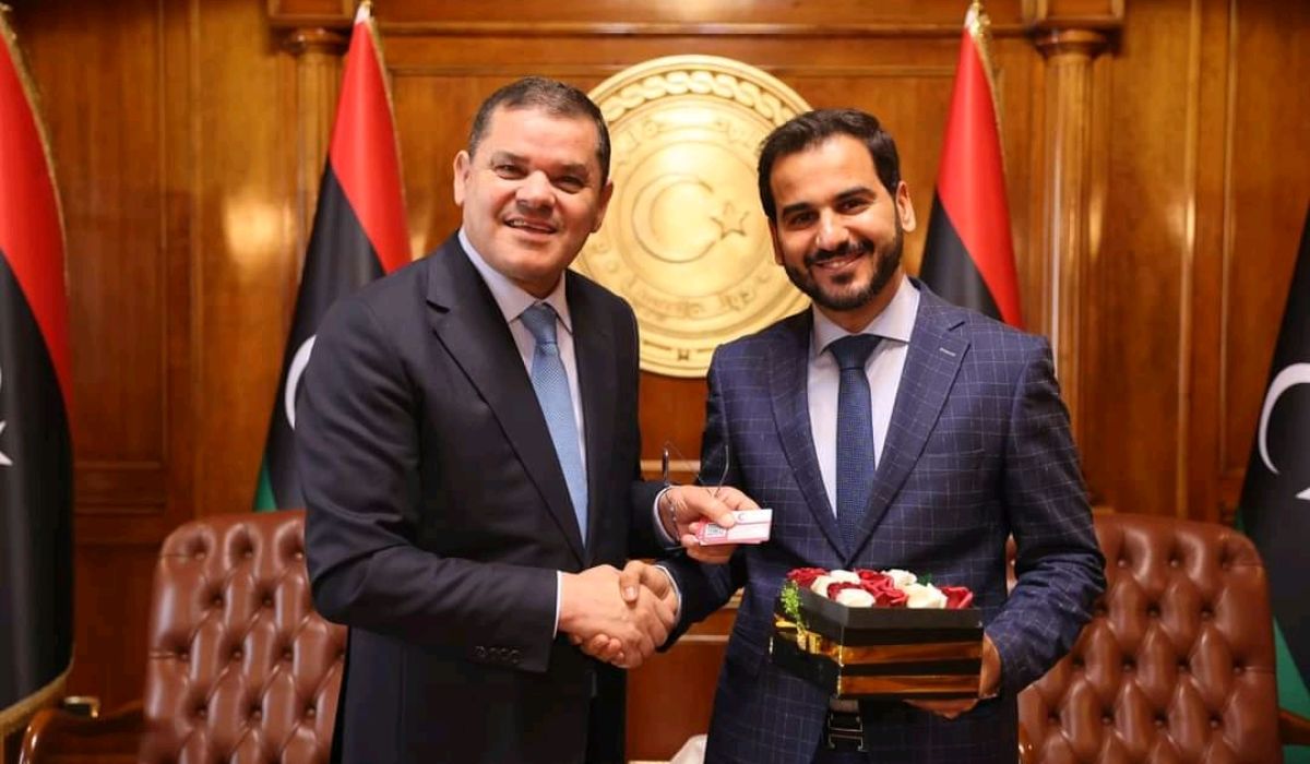 "الدبيبة" يستلم بطاقة تحصين من مدير عام المركز الوطني لمكافحة الأمراض