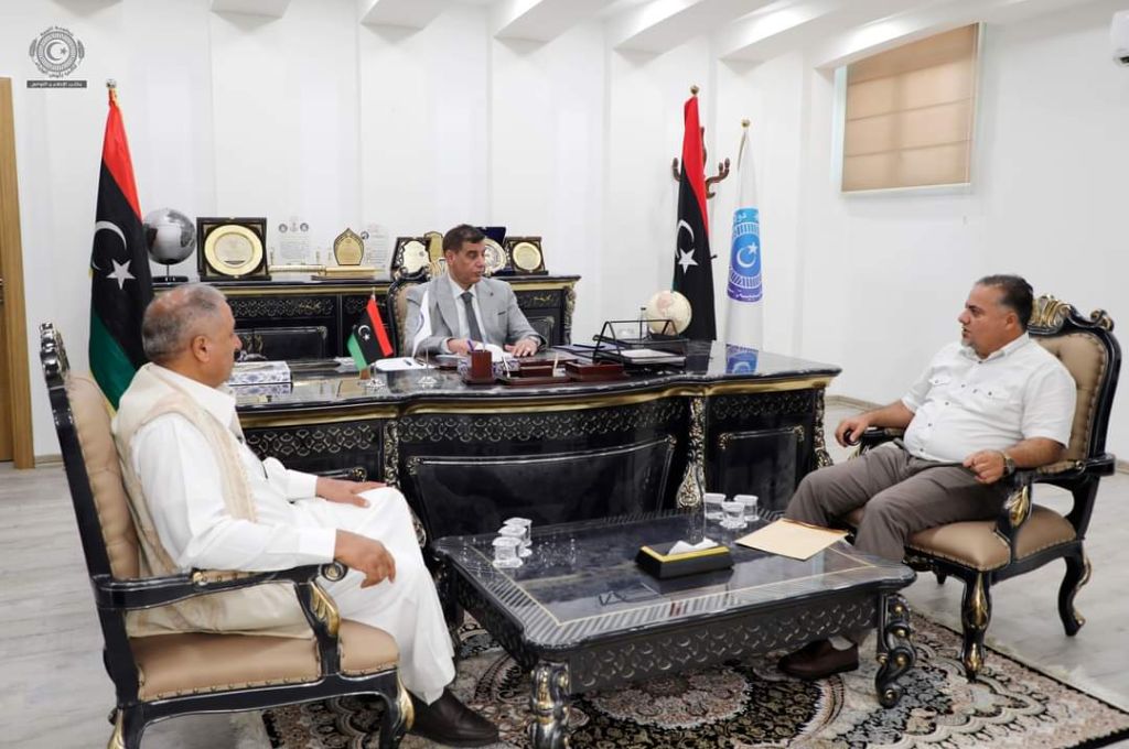 "القطراني" يؤكد على ضرورة متابعة ملف بلدية سلوق والمشاريع المتوقفة بالمنطقة