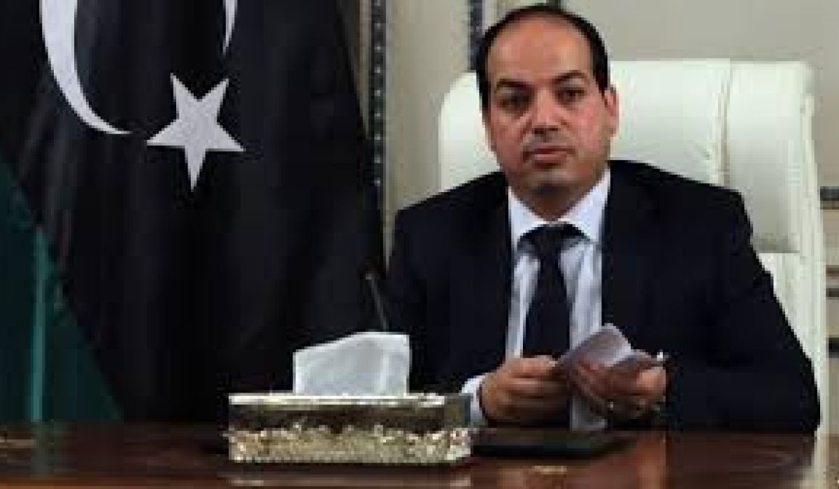 معيتيق يجتمع بوزير المالية ومدير عام مصلحة الضرائب