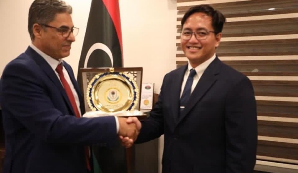 وكيل وزارة العمل والتأهيل لشؤون الاستخدام يلتقي القائم بأعمال سفارة الفلبين