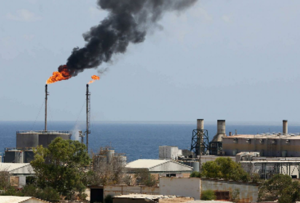 رويترز: "بين الحرب والحصار النفطي" ليبيا تواجه الوباء .. وهذا ما يعانيه المواطن