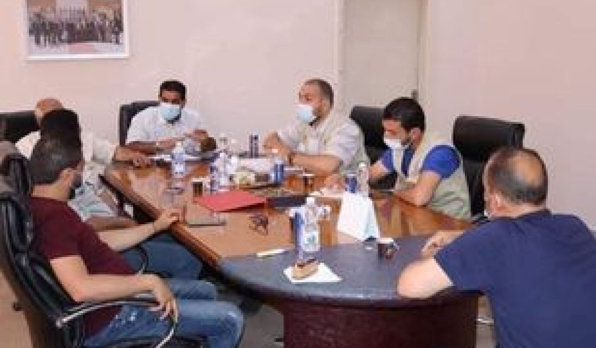 رئيس اللجنة العليا لمتابعة لقاح كورونا يناقش سير عمليات التطعيم والتخزين داخل مراكز تلقي الطعوم