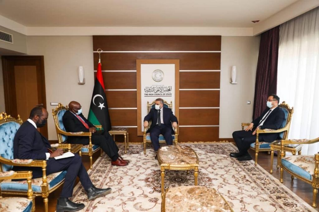 مصلحة المطارات تقيم دورة تدريبية لمكافحة حرائق الطائرات