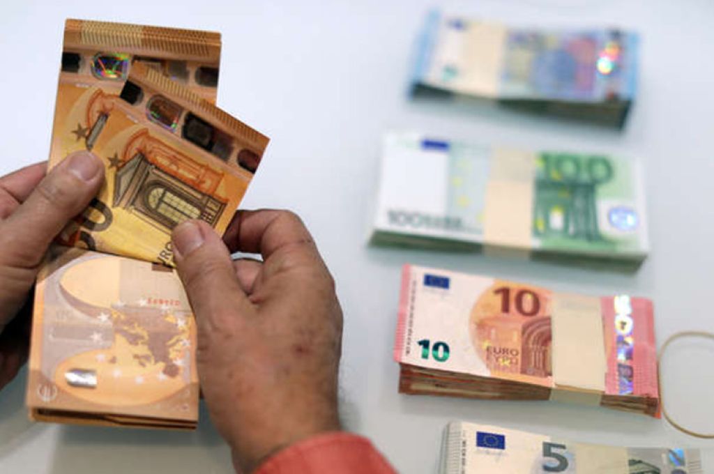 مبيعات النقد الأجنبي ترتفع بينما عائدات النفط الليبي تنخفض.. "موقع أمريكي" يكشف عن التأثير الاقتصادي بليبيا