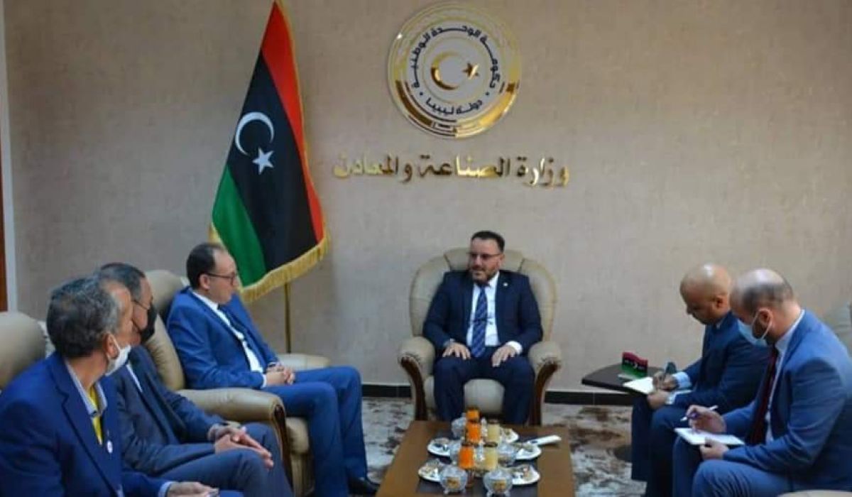 وزير الصناعة والمعادن يجتمع مع سفير جمهورية تونس لدى ليبيا