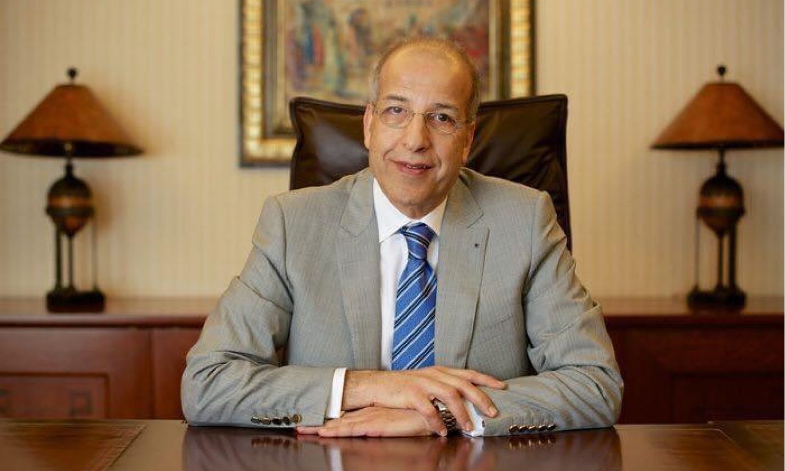 "واشنطن تايمز": الكبير وحلفاؤه يسيطرون على كميات كبيرة من الإيرادات وأنشأو شبكة من رجال الأعمال الذين يستغلون السوق السوداء والاقتصاد لتحقيق أرباح غير مشروعة