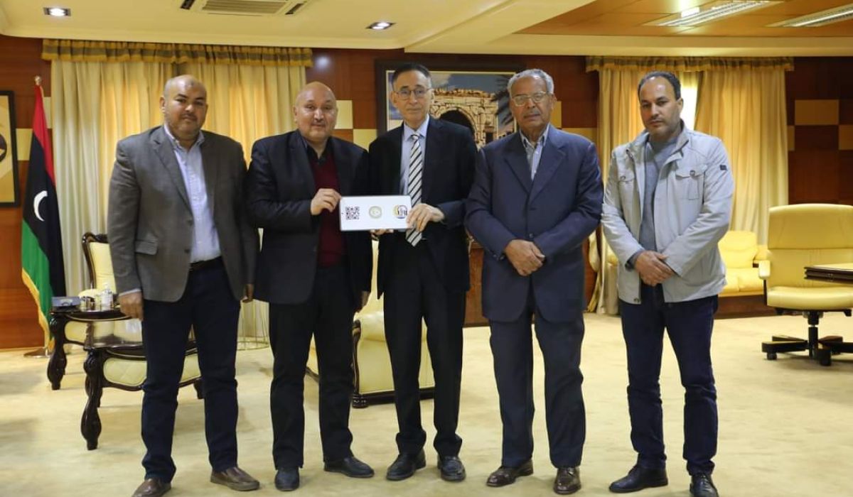 "الحويج" يقوم بتدشين أول لوحة رقمية للنشاط التجاري ببلدية حي الأندلس