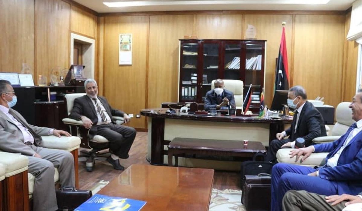وزير العمل والتأهيل يلتقي عميد بلدية زوارة ومدير مكتب الوزارة بالمدينة