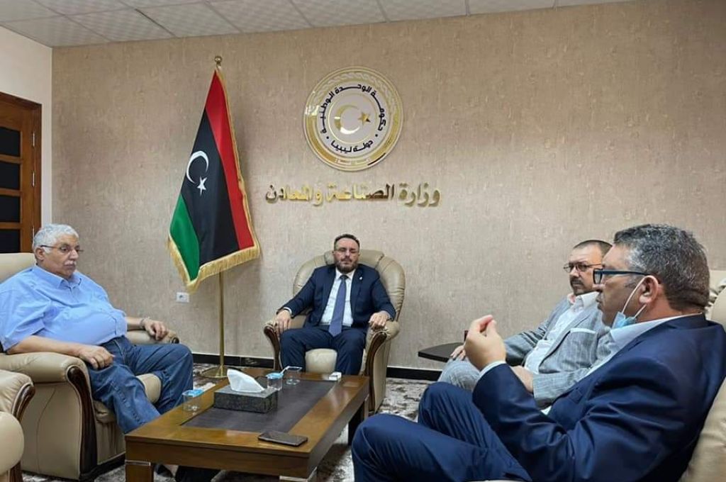الصناعة والمعادن تبحث كيفية تشغيل الشركات المتعثرة
