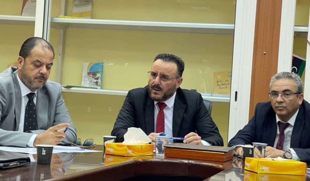 وزير الصناعة والمعادن يزور غريان للاطلاع على سير العمل بالمؤسسات التابعة للوزارة هناك