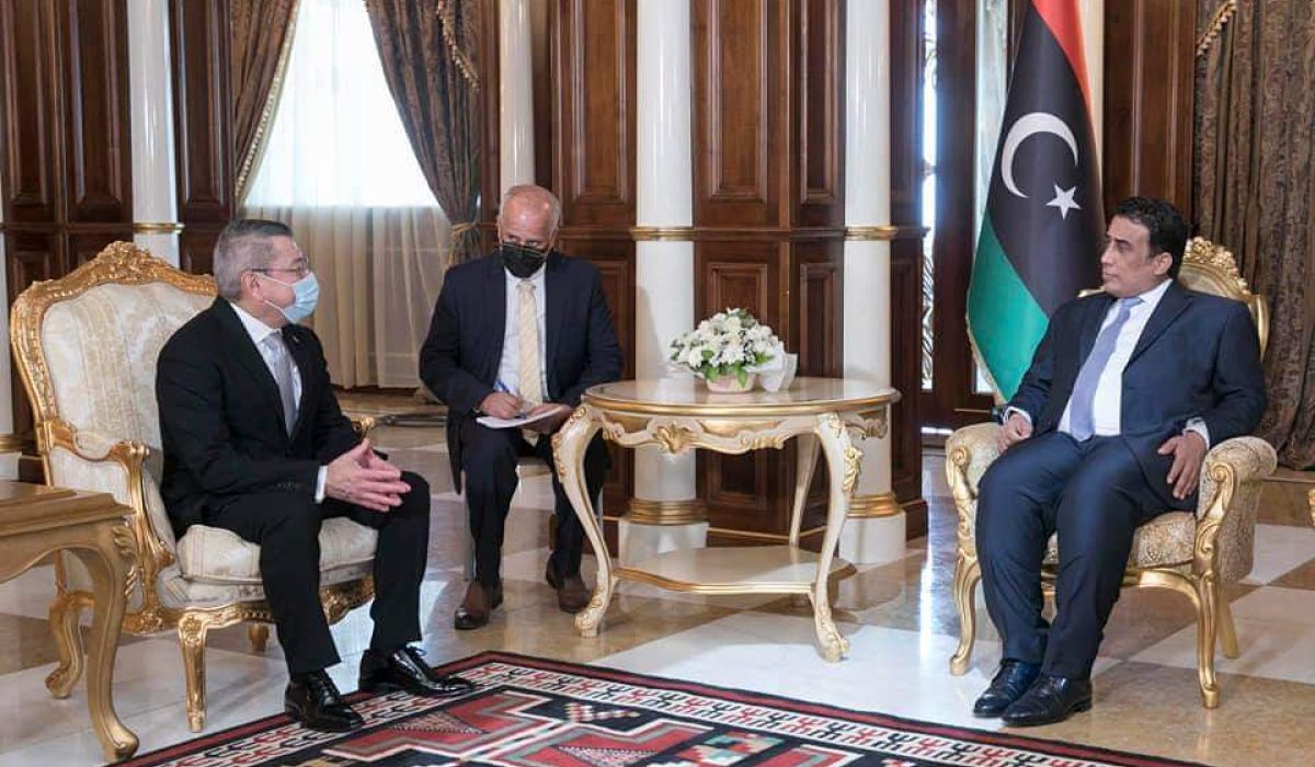 سفير جمهورية بنما يسلم أوراق اعتماده لرئيس المجلس الرئاسي