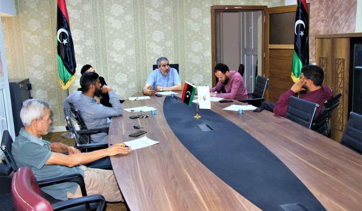 بلدي ترهونة يبحث إجراءات صرف مرتبات العمالة بشركة خدمات النظافة