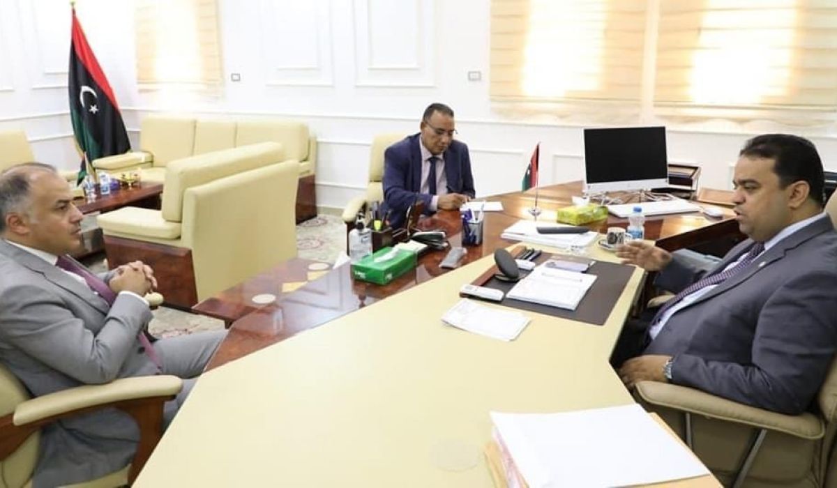 وزير العمل و التأهيل يبحث ملف التأمين الصحي للعاملين بالقطاع العام والخاص