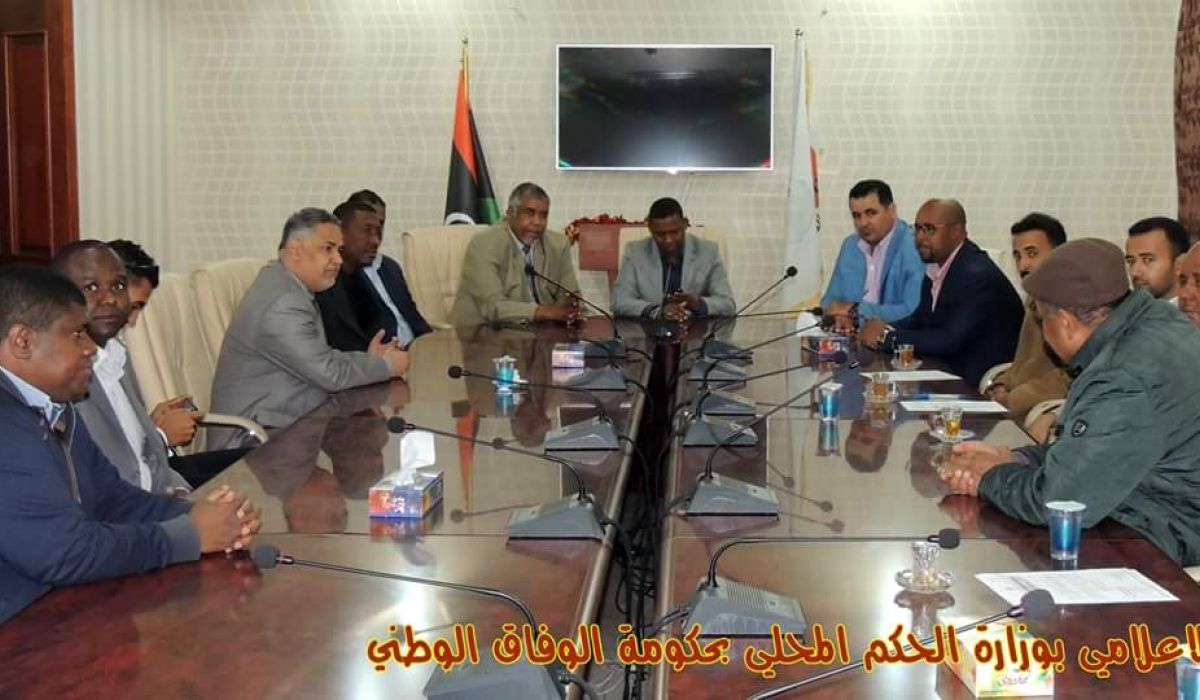 وزير الحكم المحلي بحكومة الوفاق يجتمع مع أعضاء الشركة العامة لخدمات النظافة بمدينة أوباري