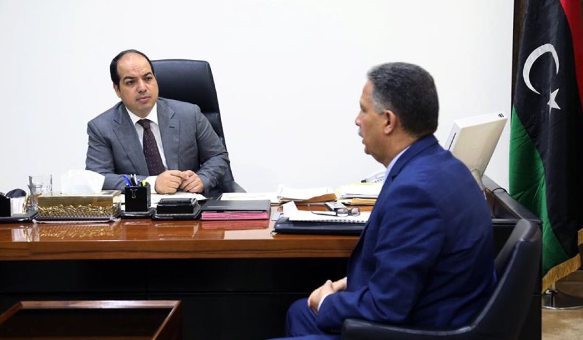 معيتيق يناقش مع وزير المواصلات تأثير قصف مطار معيتيقة على شركات الطيران