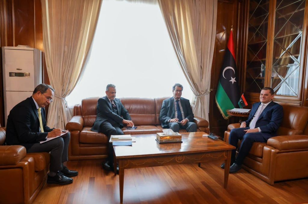خاص.. مخالفاً لتعليمات الديوان.. "بن عياد" يستبعد الجيل الجديد ويكلف شركة روافد الخاصة بتنفيذ المشاريع بالحقول النفطية .. وهذه التفاصيل ￼