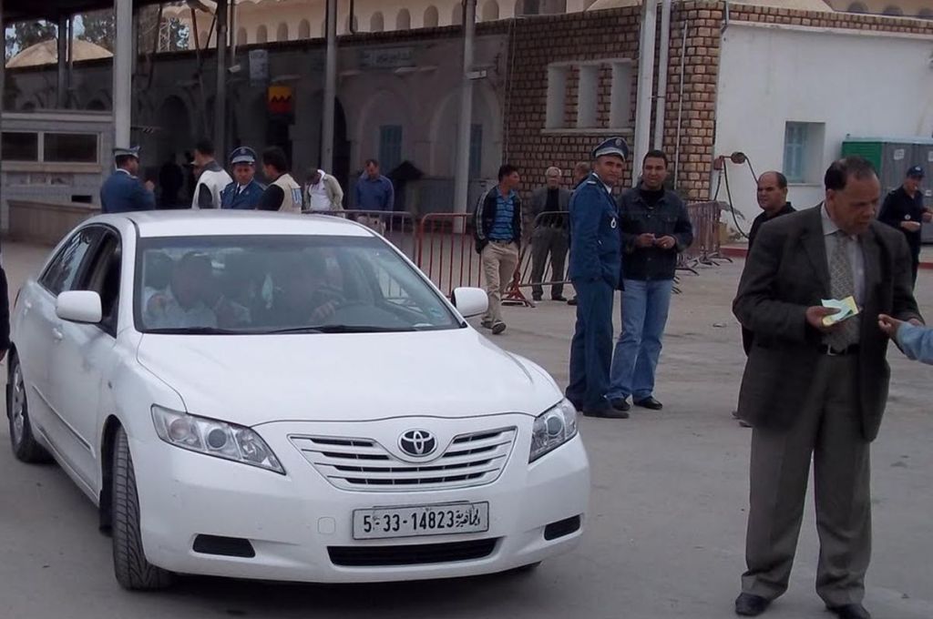 السلطات المصرية تسمح لليبيين المقيمين في مصر بتجديد تصاريح سياراتهم