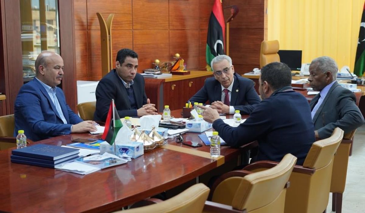 وزير الإسكان يجري اجتماعاً مع رؤساء عدد من الأجهزة التنفيذية حول ملف التعويضات
