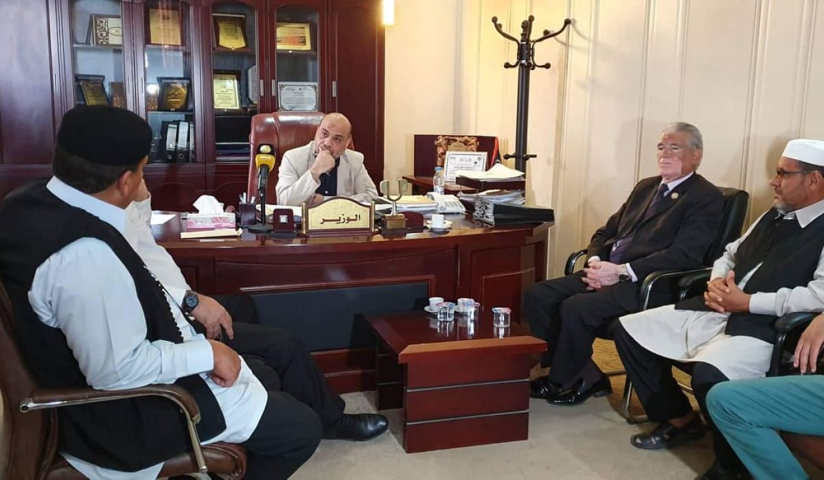 وزير الاقتصاد بالحكومة المؤقتة يناقش مع بلدي الشويرف توفير السلع الغذائية وتفعيل مراقبة الاقتصاد